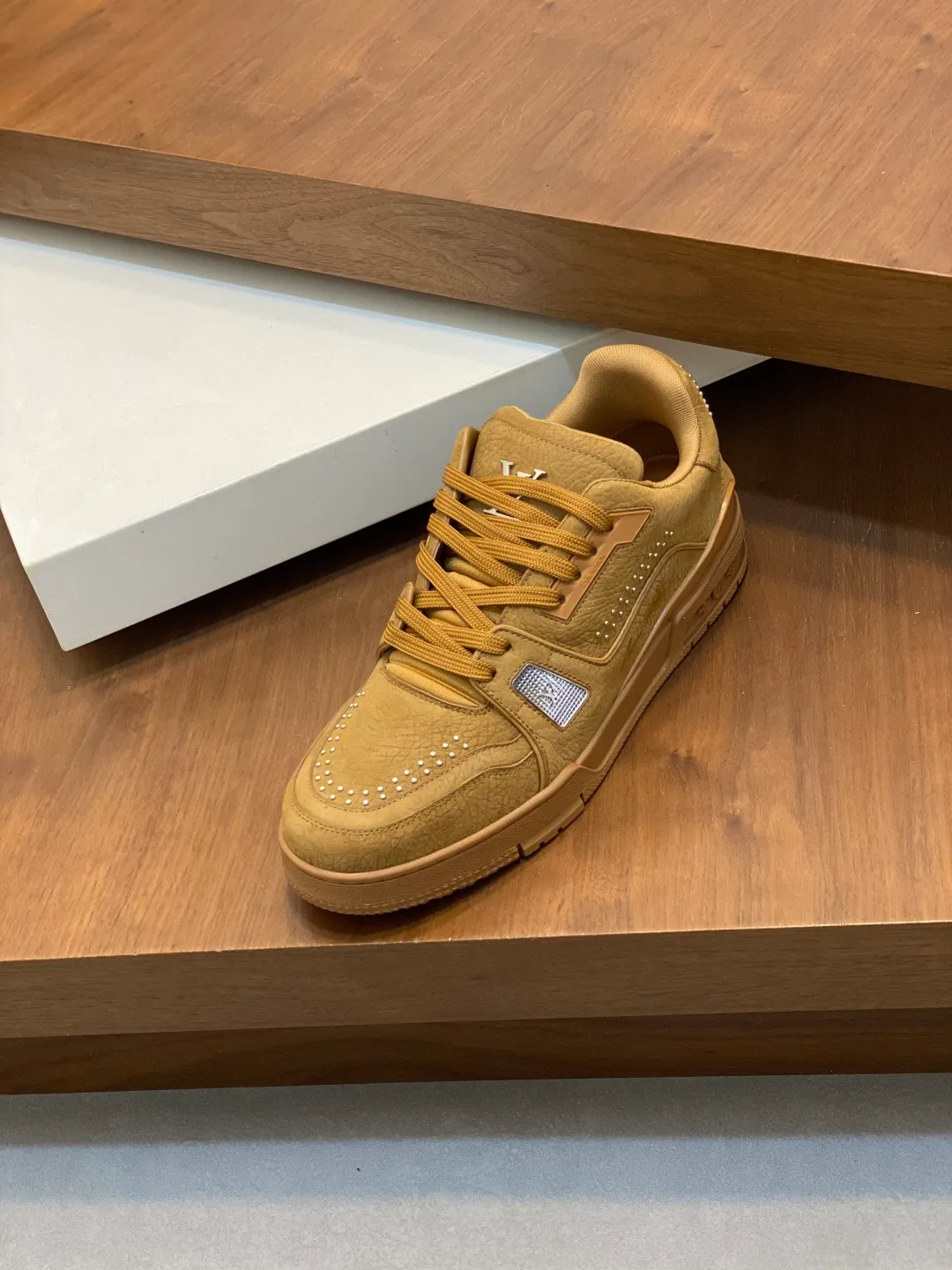 Men's men's shoes 💰820 Lujia New Color Men's 🧍‍♂️trainer sneakers, this LV Trainer sneaker is made of soft grained calfskin, showing pure tones, the #54 logo on the back traces the brand's birth in 1854, the designer's handwritten brand logo embellishes one side, designed by Virgil Abloh himself, a very commemorative sneaker, the new LV Louis Vuitton louis vuitton trainer sneaker low casual sports culture versatile basketball sneakers Size: 35-46 (customized for women 40, men 46)